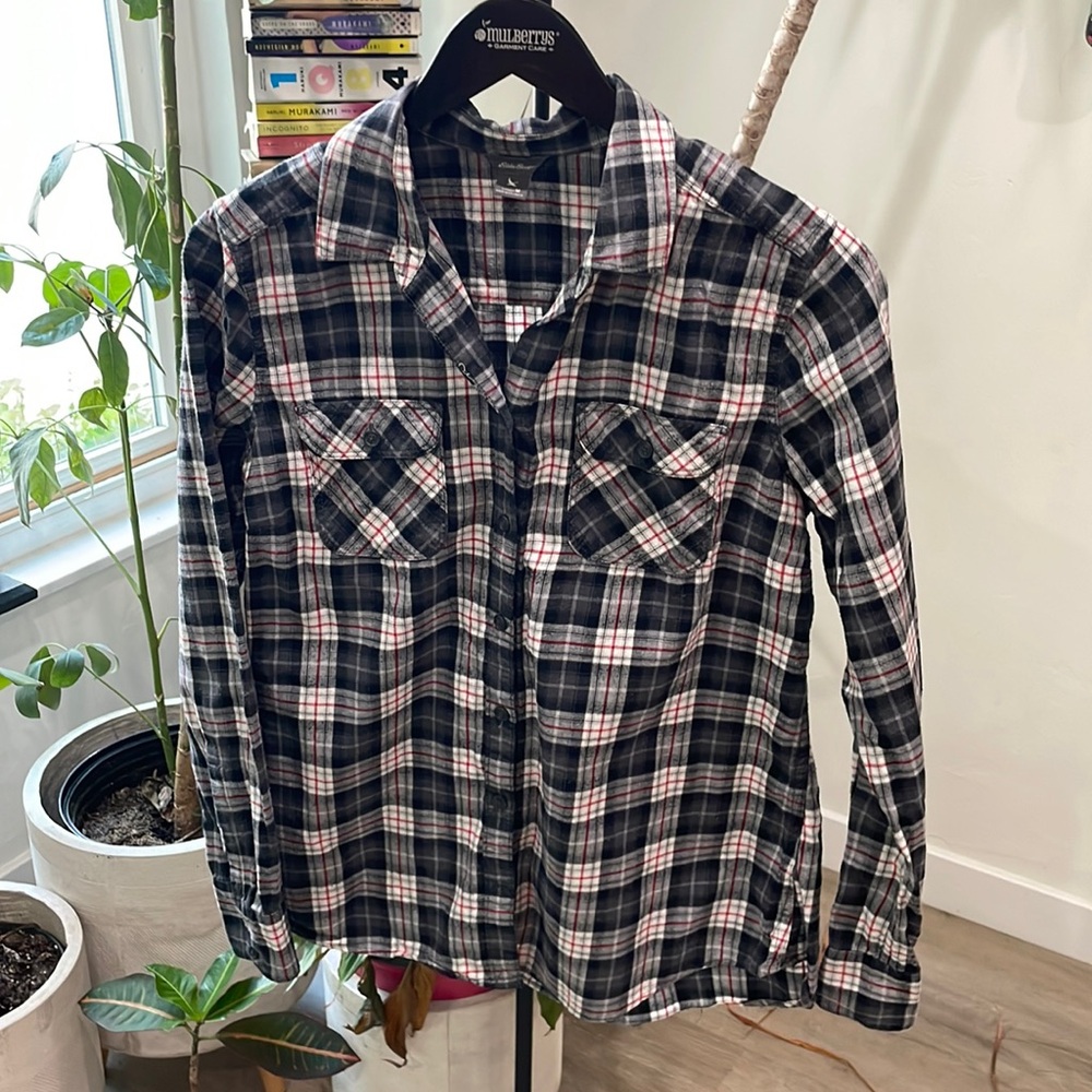 Eddy Bauer flannel button down shirt 100% cotton black and red plaid